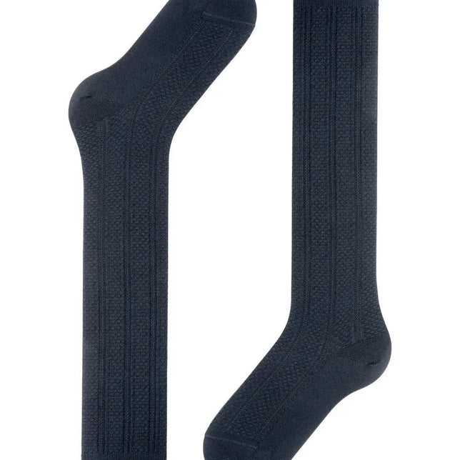 Donkerblauwe Falke dameskniekousen Needlepoint Kneehigh 46714 met fijn verticaal kabel- en ribpatroon. - Jambelles