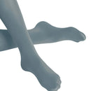 Falke damesmaillot Cotton Touch Tight 43081 in blauwgrijs, effen en glad, gedragen met gekruiste benen. - Jambelles