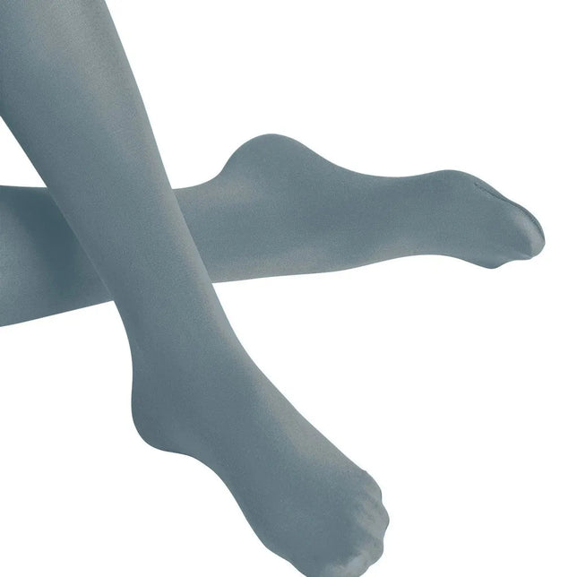 Falke Cotton Touch Tight 43081 damesmaillot in blauwgrijs, effen en ondoorzichtig, getoond op gekruiste benen. - Jambelles
