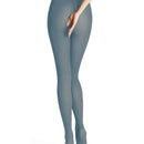 Falke damesmaillot Cotton Touch Tight 43081 in blauwgrijs, effen en glad, gedragen met gekruiste benen. - Jambelles