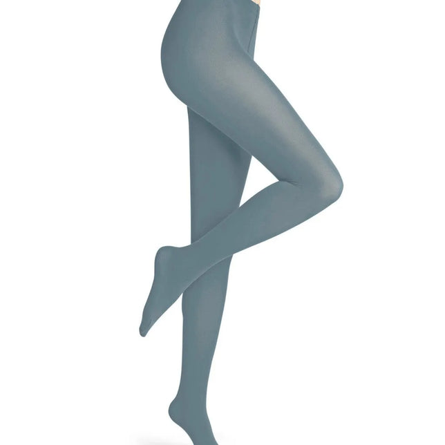 Falke damesmaillot Cotton Touch Tight 43081 in blauwgrijs, effen en glad, gedragen met gekruiste benen. - Jambelles