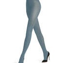 Falke damesmaillot Cotton Touch Tight 43081 in blauwgrijs, effen en glad, gedragen met gekruiste benen. - Jambelles