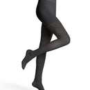 Falke damesmaillot Fable Estate Tight 48435 in antraciet met subtiel ingeweven dessin, gedragen met gekruiste benen. - Jambelles