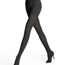 Falke damesmaillot Fable Estate Tight 48435 in antraciet met subtiel ingeweven dessin, gedragen met gekruiste benen. - Jambelles