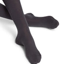 Falke dames Softmerino overknee sokken in gebroken wit, effen fijngebreid en gedragen met gekruiste benen. - Jambelles