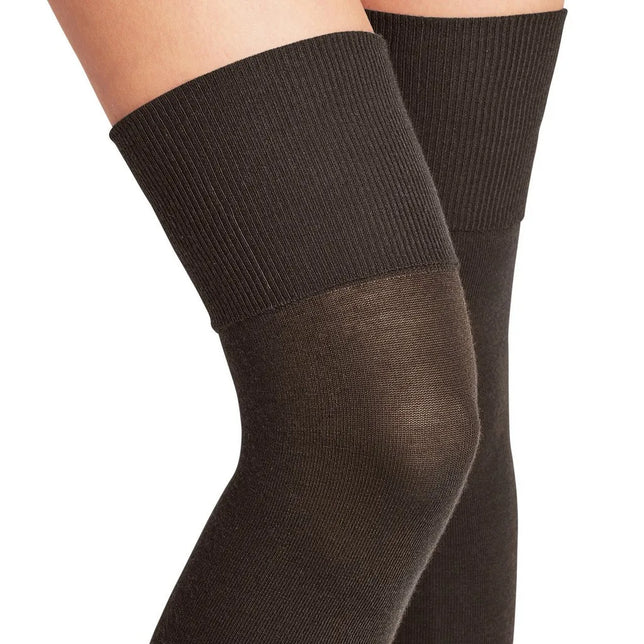 Falke dames Softmerino overknee sokken in donkerbruin, gedragen en afgewerkt met brede geribde boorden. - Jambelles