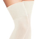 Falke dames Softmerino overknee sokken in gebroken wit, effen fijngebreid en gedragen met gekruiste benen. - Jambelles