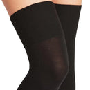 Falke dames Softmerino overknee sokken in gebroken wit, effen fijngebreid en gedragen met gekruiste benen. - Jambelles