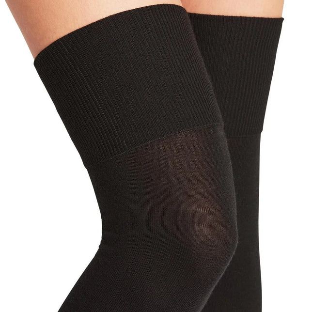 Zwarte Falke dames Softmerino overknee sokken 46860 met brede geribde boord, gedragen tot boven de knie. - Jambelles