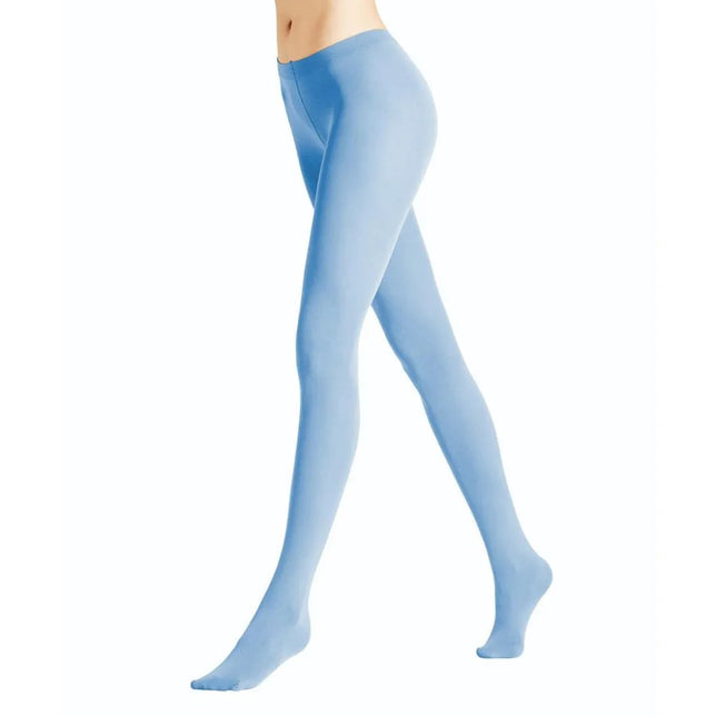 Falke Dames Panty Cotton Touch TI 40081 in lichtblauw, gedragen door een model, met effen ondoorzichtig ontwerp. - Jambelles