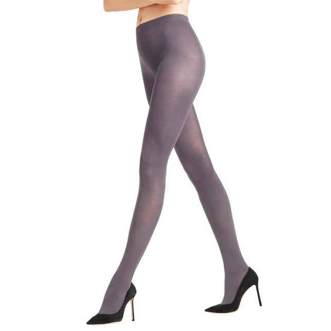 Falke damespanty Cotton Touch TI 40081 in effen donkergrijs, gedragen met zwarte pumps. - Jambelles