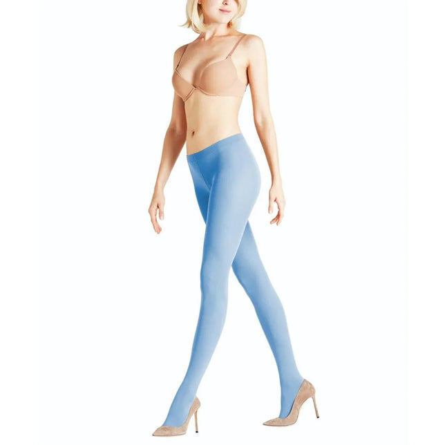 Model draagt de Falke damespanty Cotton Touch TI 40081 in lichtblauw, effen en dekkend met brede tailleband. - Jambelles