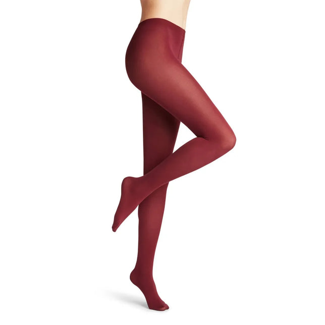 Falke damespanty Cotton Touch TI 40081 in bordeauxrood, effen en semi-transparant, gedragen met gekruiste benen. - Jambelles