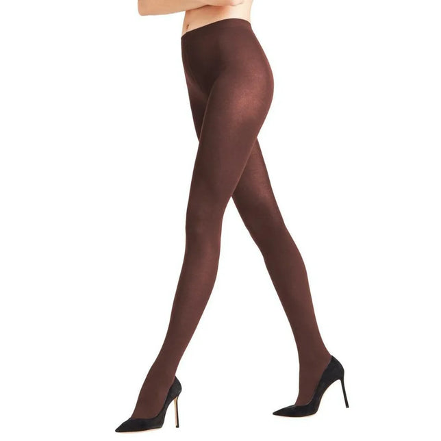Model draagt de donkerbruine Falke Cotton Touch TI 40081 damespanty met effen afwerking en brede tailleband. - Jambelles
