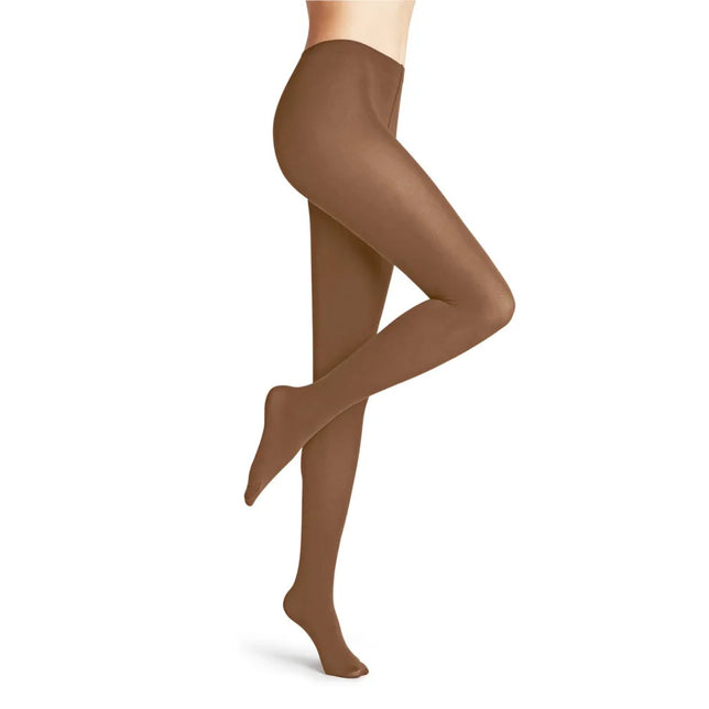 Bruine Falke damespanty Cotton Touch TI 40081, effen en licht transparant, gedragen met gekruiste benen. - Jambelles