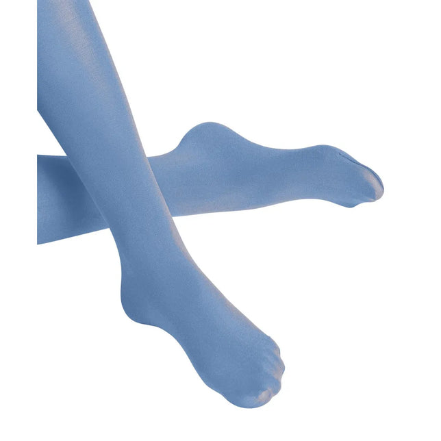 Falke damespanty Cotton Touch TI 40081 in lichtblauw, effen en ondoorzichtig, gedragen op gekruiste benen. - Jambelles