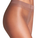 Falke damespanty Lunelle 8 40028 in transparant bruin, gedragen op gekruiste benen met subtiele glans. - Jambelles