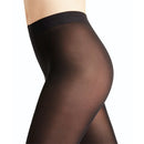 Zwarte Falke damespanty Matt Del. 30 LE 40631, transparant en mat, enkelvrij gedragen met zwarte pumps. - Jambelles