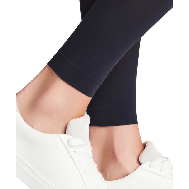 Falke damespanty Matt Deluxe 30 LE 40631 in donkerblauw, met matte afwerking en enkelboorden boven witte sneakers. - Jambelles