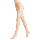 Falke Dames Panty Vitalize TI 20 40542, zwarte transparante 20 denier panty met medium compressie, gedragen door een model. - Jambelles