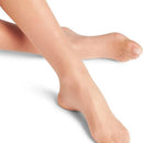 Falke Invisible Deluxe 8 stay-up kousen in huidkleur, transparant en ultradun, gedragen op gekruiste benen. - Jambelles