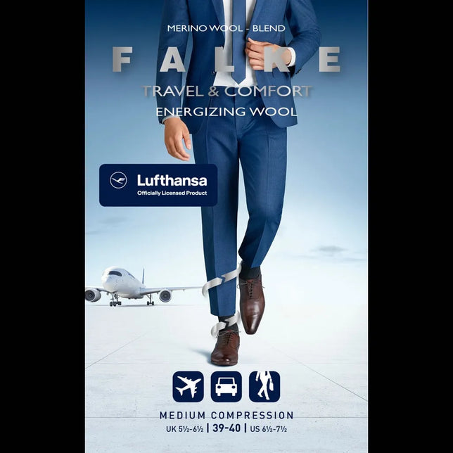 Falke herenkniekousen Energizing Wool 15530 in zwart met medium compressie, afgebeeld bij een man in blauw pak en vliegtuig. - Jambelles