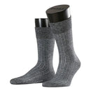 Gekruist paar Falke heren sokken Sen P Denim Sock 13330 in denimgrijs, met fijn gemêleerd dessin en effen boorden. - Jambelles