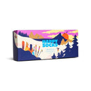 Happy Socks fantasiesokken in roze en donkerblauw met bergen, dennenbomen, oranje zon, vogels en Happy-tekst - Jambelles