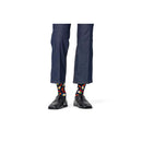 Happy Socks Beer and Sausage sokken in donkerblauw met kleurrijke bierglazen en worstjes, gedragen met jeans en loafers. - Jambelles