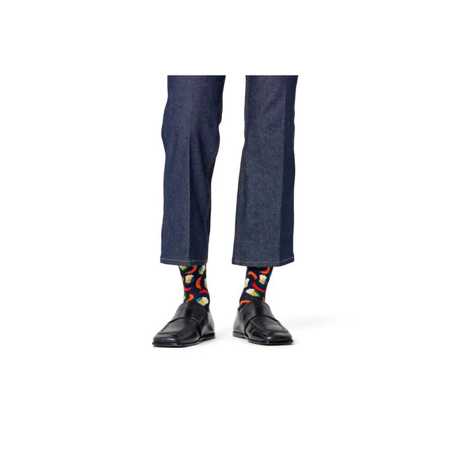 Happy Socks Beer and Sausage sokken in donkerblauw met kleurrijke bierglazen en worstjes, gedragen met jeans en loafers. - Jambelles
