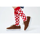 Happy Socks Big Dot Snowman rode sokken met grote witte stippen en sneeuwpoppen, gedragen in bruine sneakers. - Jambelles