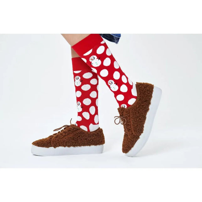 Rode Happy Socks Big Dot Snowman sokken met witte stippen en sneeuwpoppen, gedragen met bruine schoenen. - Jambelles