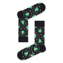 Happy Socks Christmas Night sokken in zwart met groene kerstbomen en kleurrijke stippen, gedragen door een zittend model. - Jambelles