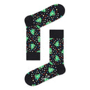 Happy Socks Christmas Night sokken in zwart met groene kerstbomen en kleurrijke stippen, gedragen door een zittend model. - Jambelles