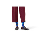 Happy Socks Controller Sock, blauwe fantasiesokken met kleurrijke gamecontrollers, gedragen met donkere loafers. - Jambelles