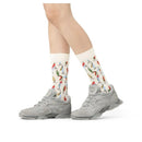 Happy Socks Fishing Gear fantasiesokken in gebroken wit met kleurrijke vishaken en kunstaas, gedragen met bruine sneakers - Jambelles