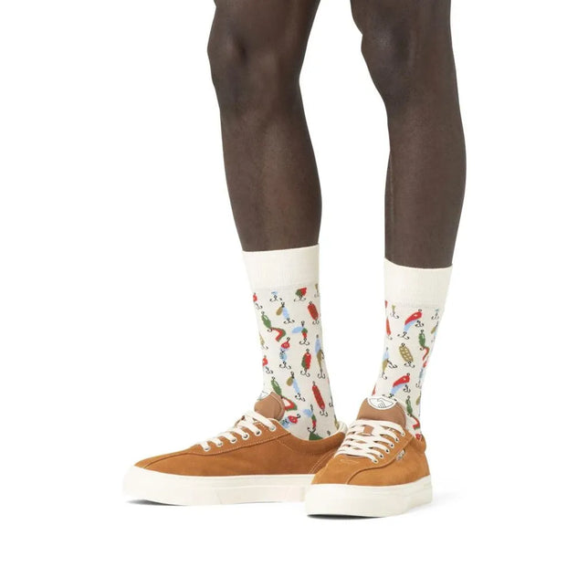 Happy Socks Fishing Gear fantasiesokken in gebroken wit met kleurrijke vishaken en kunstaas, gedragen met bruine sneakers - Jambelles
