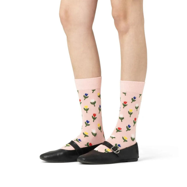 Lichtroze Happy Socks Mini Tulip fantasie sokken met kleine rode, gele, blauwe en witte tulpen aan groene stelen. - Jambelles