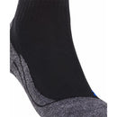 FALKE TK2 Sh Co 16154 herensok in donkerblauw met grijs gemêleerde voet, zwarte strepen en blauw logo. - Jambelles