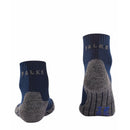 FALKE TK2 Sh Co 16154 herensok in donkerblauw met grijs gemêleerde voet, zwarte strepen en blauw logo. - Jambelles