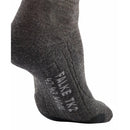 Grijze FALKE TK2 Wool Short 16327 herensok met ribstructuur, verstevigde zones en ingeweven logo op de voet. - Jambelles