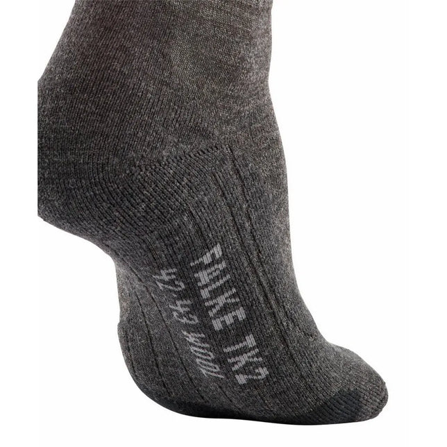 Grijze FALKE TK2 Wool Short 16327 herensok met ribstructuur, verstevigde zones en ingeweven logo op de voet. - Jambelles