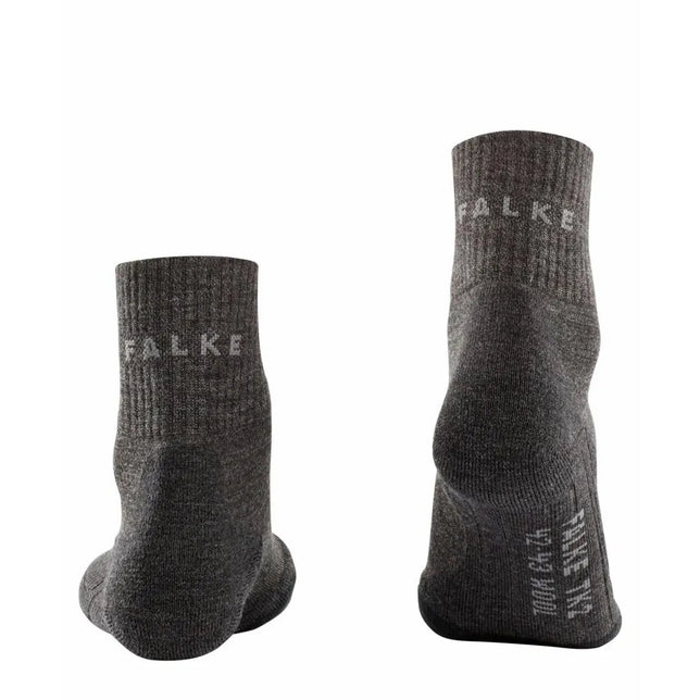 Donkergrijze FALKE TK2 Wool Short 16327 herensokken met geribde boorden en ingebreide logo's, achteraanzicht. - Jambelles