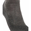 Grijze FALKE TK2 Wool Short 16327 herensok met ribstructuur, verstevigde zones en ingeweven logo op de voet. - Jambelles
