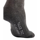 Grijze FALKE TK2 Wool Short 16327 herensok met ribstructuur, verstevigde zones en ingeweven logo op de voet. - Jambelles