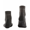 Grijze FALKE TK2 Wool Short 16327 herensok met ribstructuur, verstevigde zones en ingeweven logo op de voet. - Jambelles