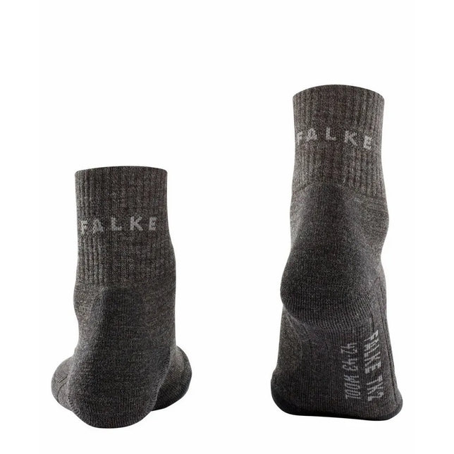 Twee donkergrijze FALKE TK2 Wool Short 16327 herensokken met geribde boorden en lichtgrijze logo's. - Jambelles