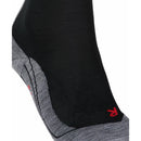 Grijze FALKE TK5 16242 herensok met zwarte hielzone, verticale strepen en rood FALKE-logo - Jambelles