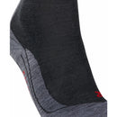 Grijze FALKE TK5 16242 herensok met zwarte hielzone, verticale strepen en rood FALKE-logo - Jambelles