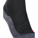 Grijze FALKE TK5 16242 herensok met zwarte hielzone, verticale strepen en rood FALKE-logo - Jambelles